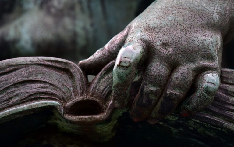 Buch in Bronze